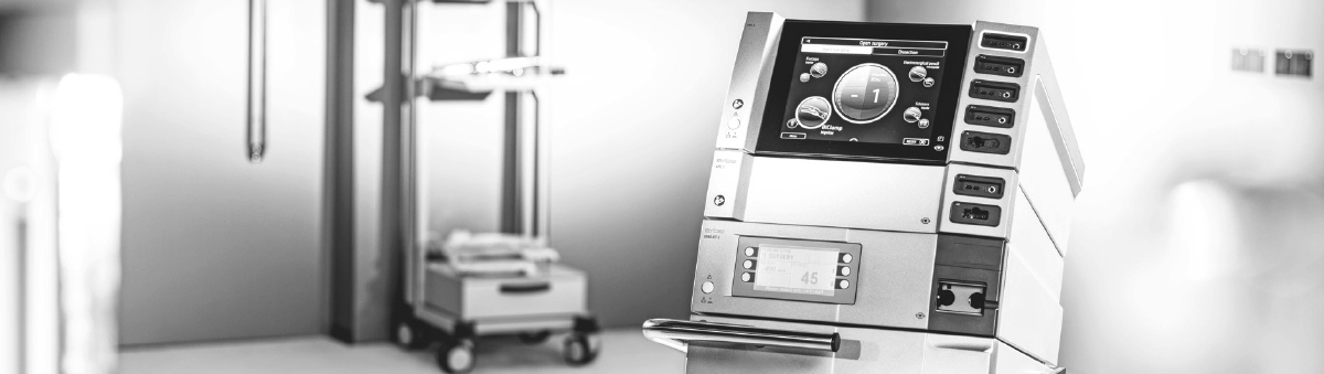 Medical workstation equipped with devices for liver surgery / Medizinischer Arbeitsplatz mit Geräten für die Leberchirurgie